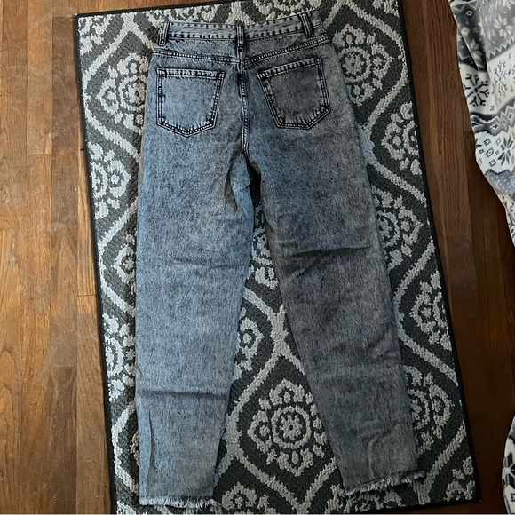 High Waist Ripped Raw Hem Cropped Jeans - Picture 8 of 12